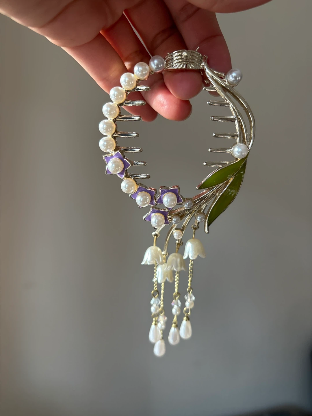 Pearl & Floral Hair Claw Clip - Elegant Design