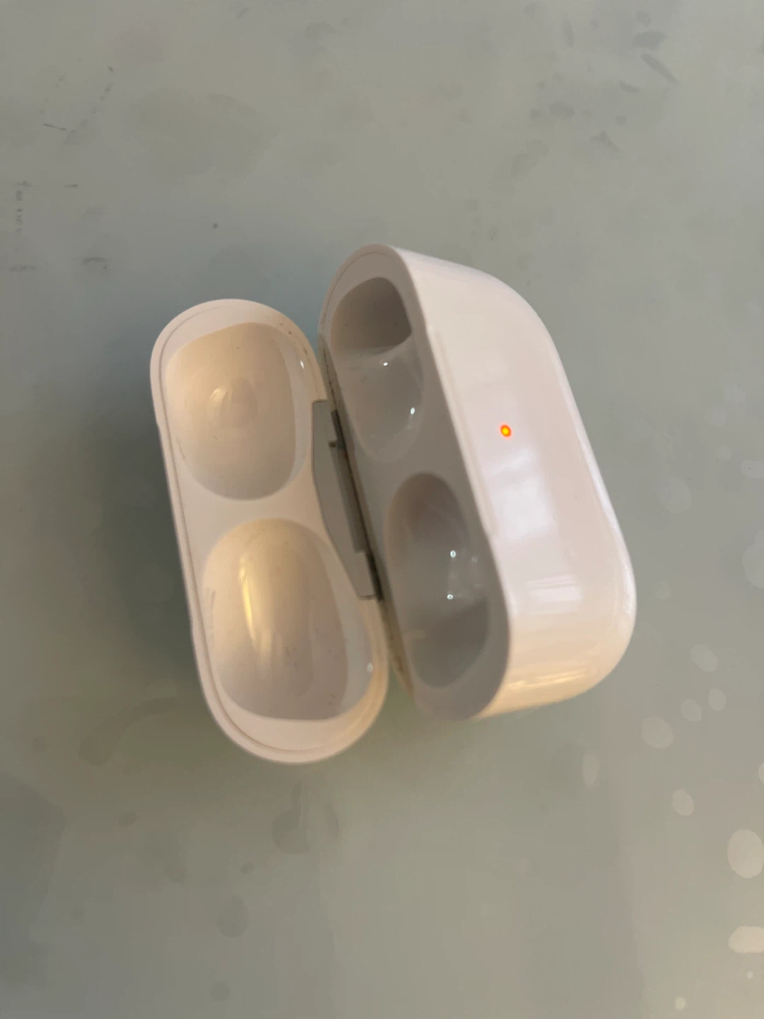 Apple AirPods Pro Charging Case - photo 2