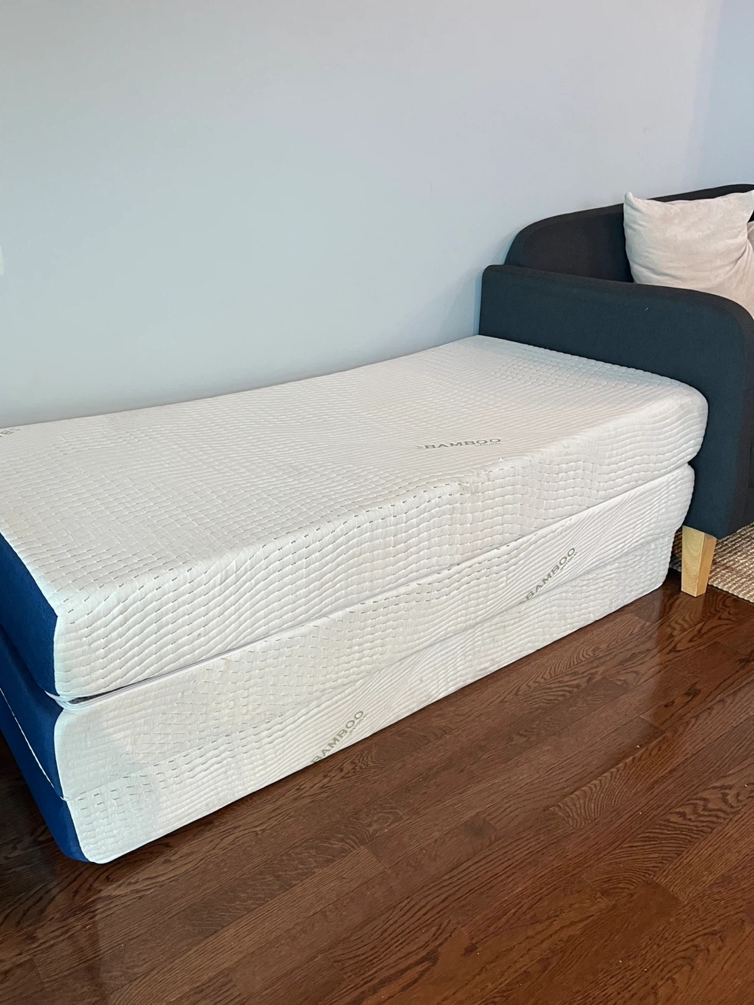 Tri-Fold 6 inch mattress in Queen size - photo 4