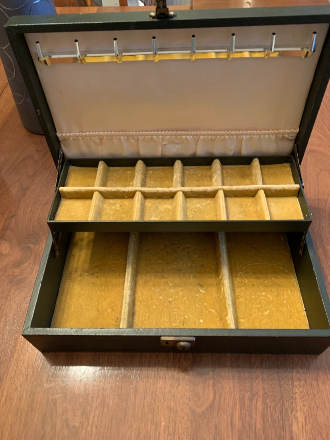Vintage Jewellery Box with Assorted Jewellery - photo 2