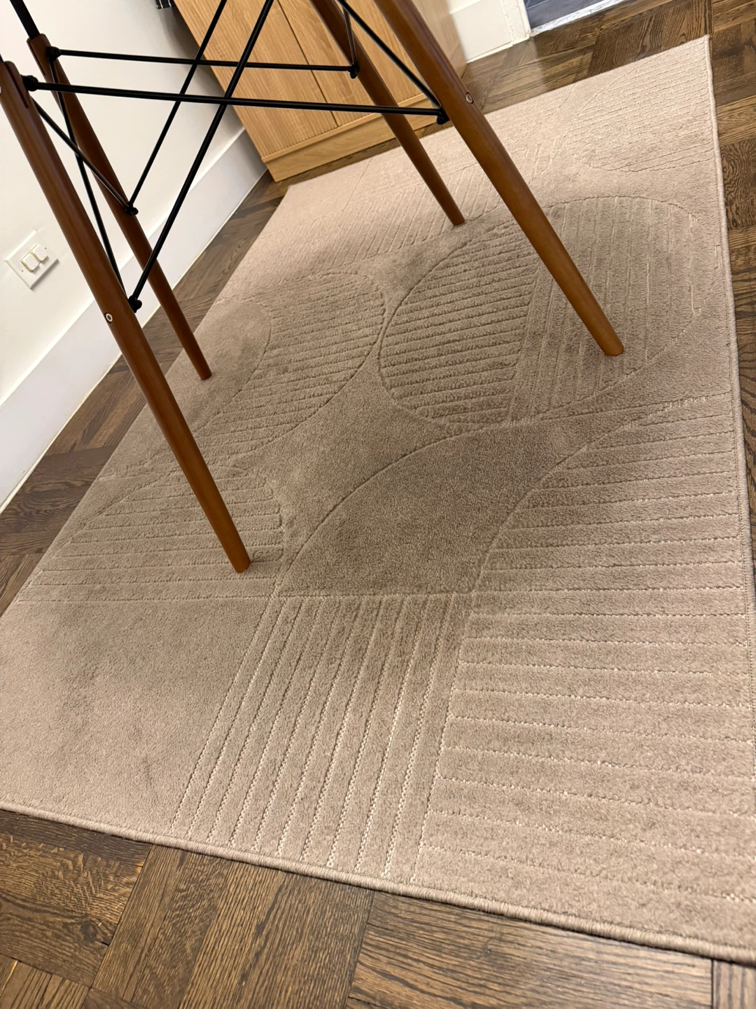 GREAT CONDITION! 4x6 Taupe/Beige Rug with Geometric pattern