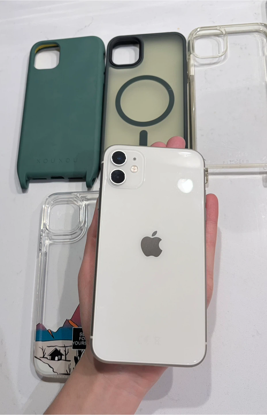 Apple iPhone 11 White + 4 Phone Cases