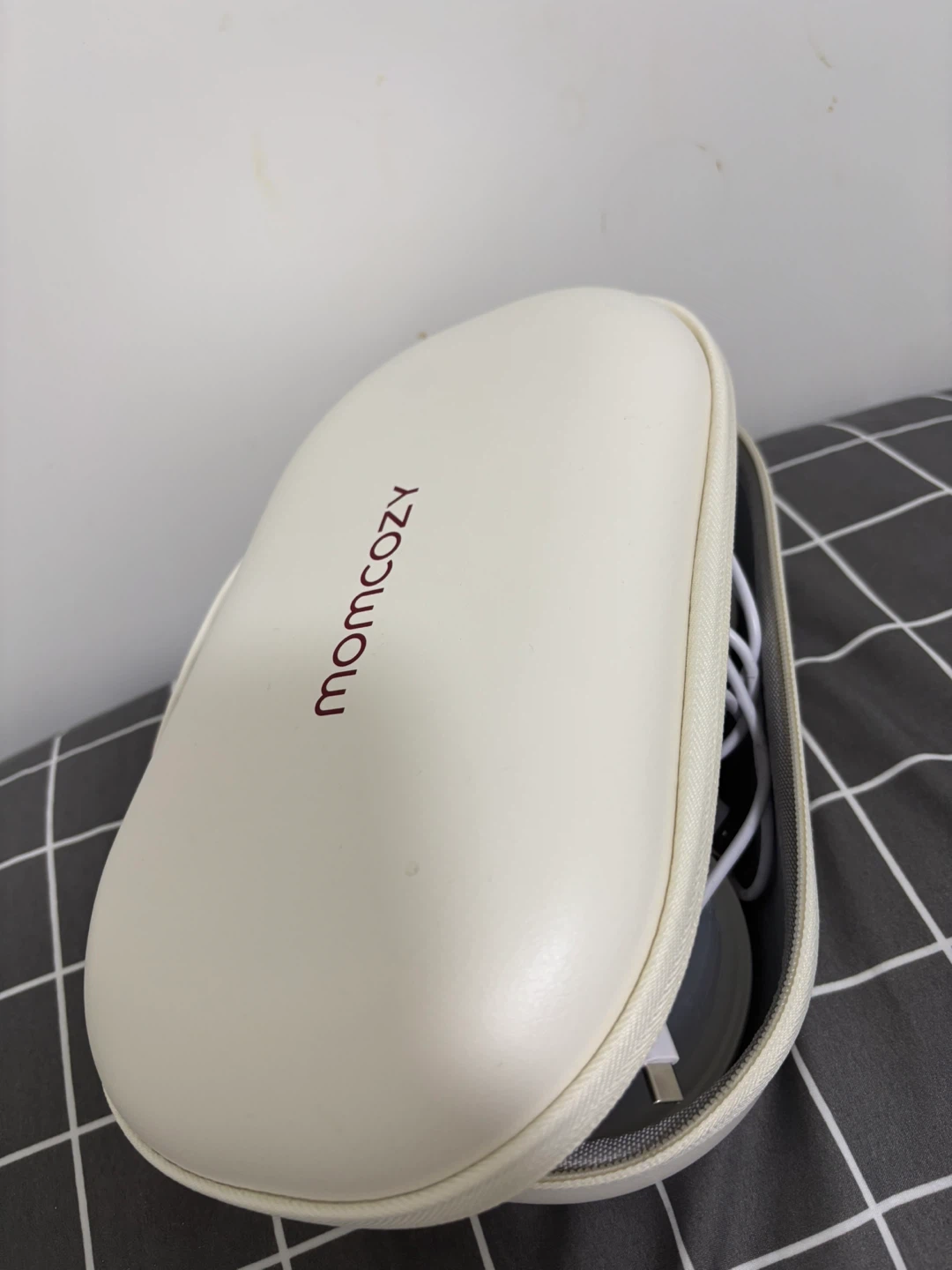 Momcozy Wearable Breast Pump with Case