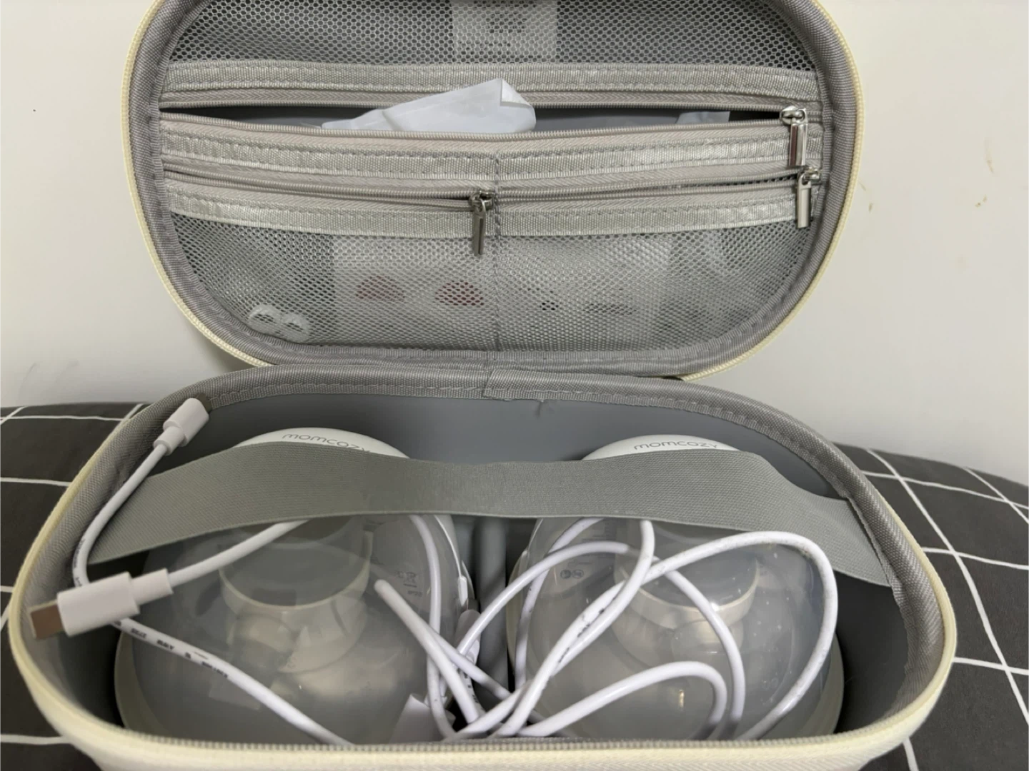 Momcozy Wearable Breast Pump with Case - photo 2