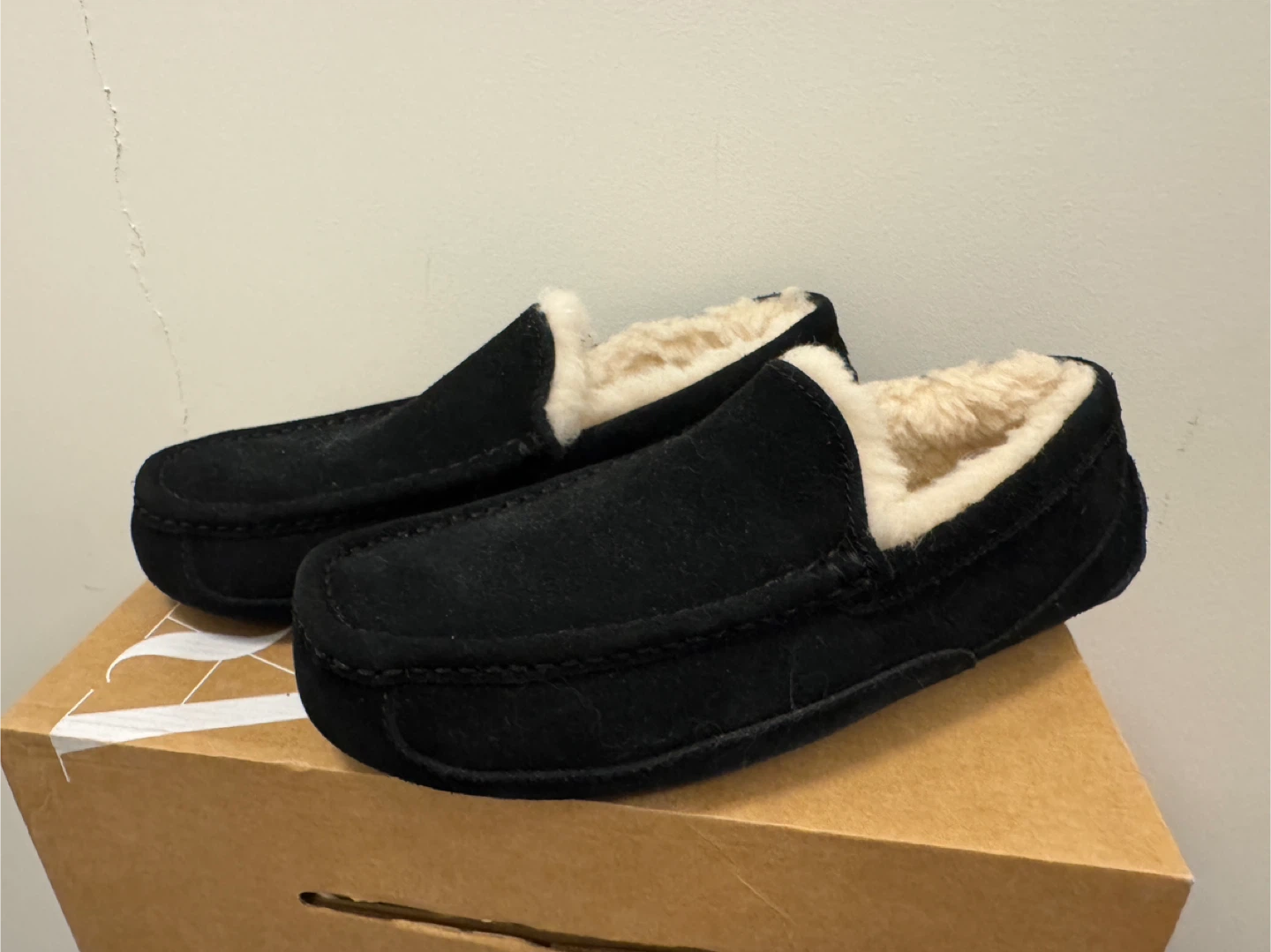 UGG Men's Moccasin Slipper, Size 8
