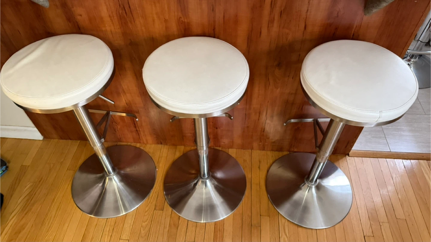 Set of 3 White Bar Stools pet free smoke free home
