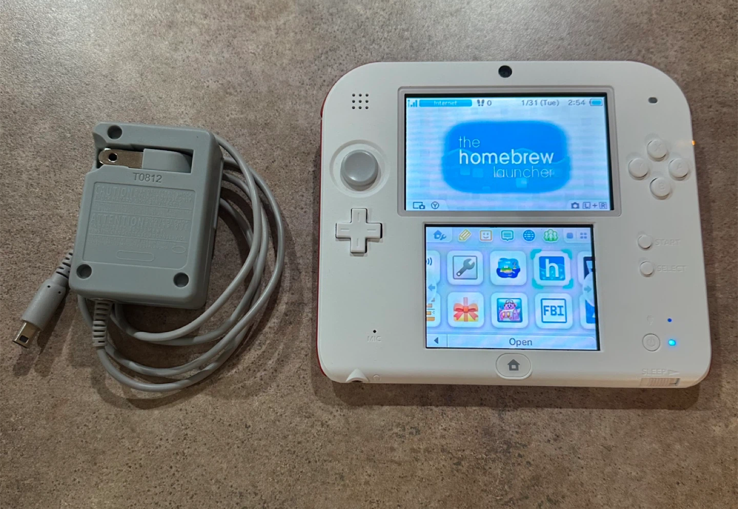 Nintendo 2DS - White & Red - photo 4