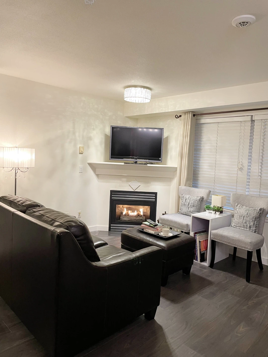 Best Location! Large 1 Bed 1 Bath in Vancouver Fairview Area! - photo 2