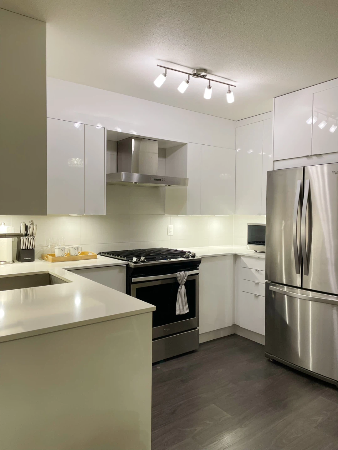 Best Location! Large 1 Bed 1 Bath in Vancouver Fairview Area! - photo 4