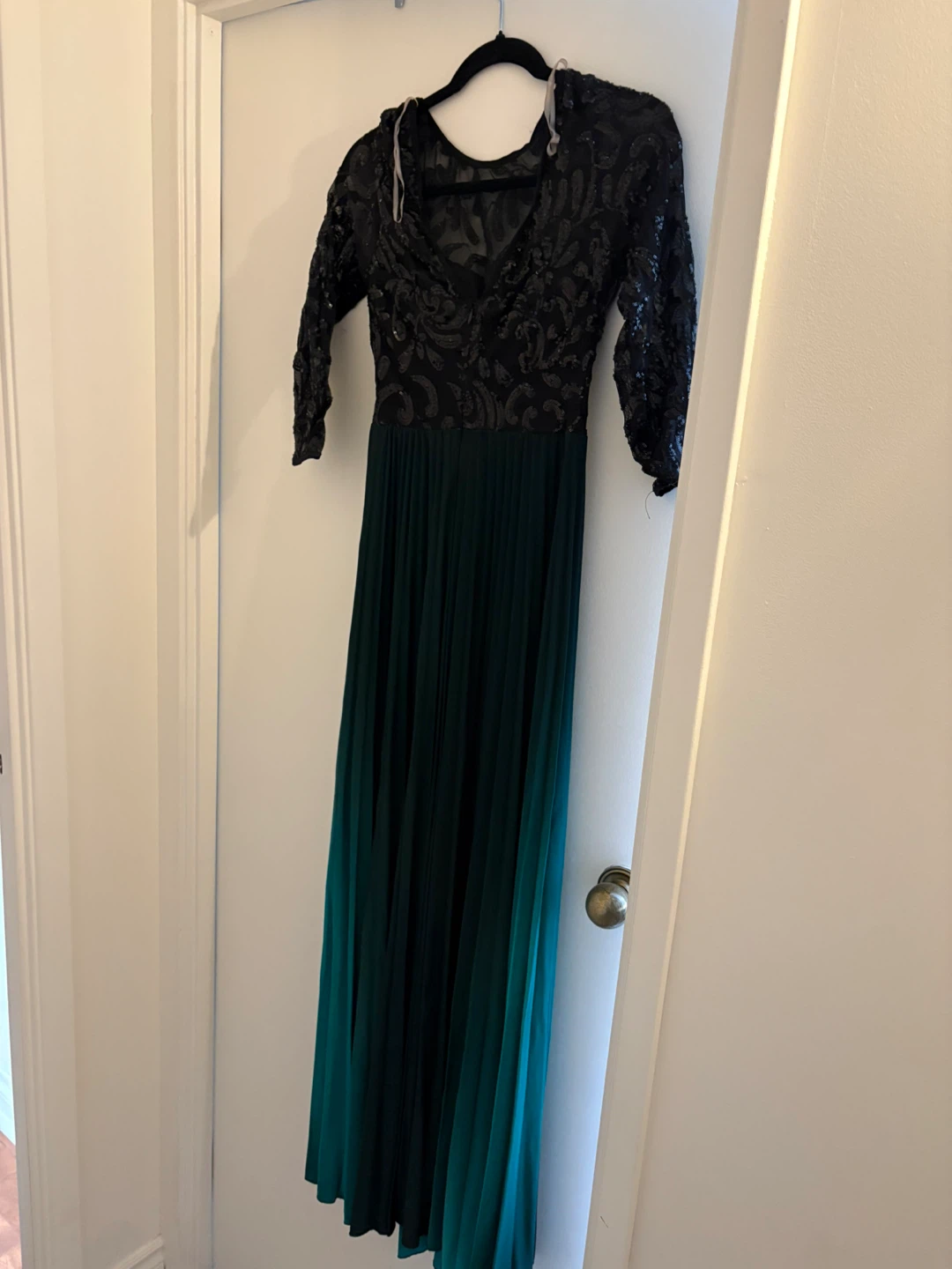 Longue robe noire et émeraude