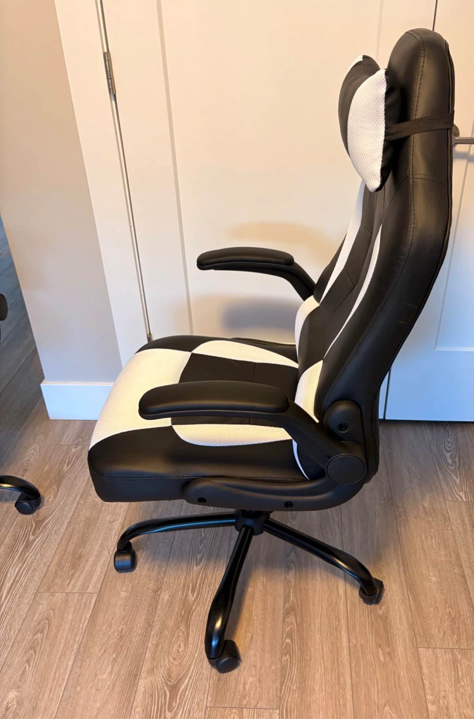 BRAND NEW Black & White Gaming Chair - photo 2