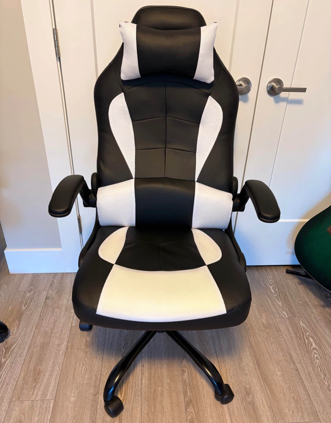 BRAND NEW Black & White Gaming Chair
