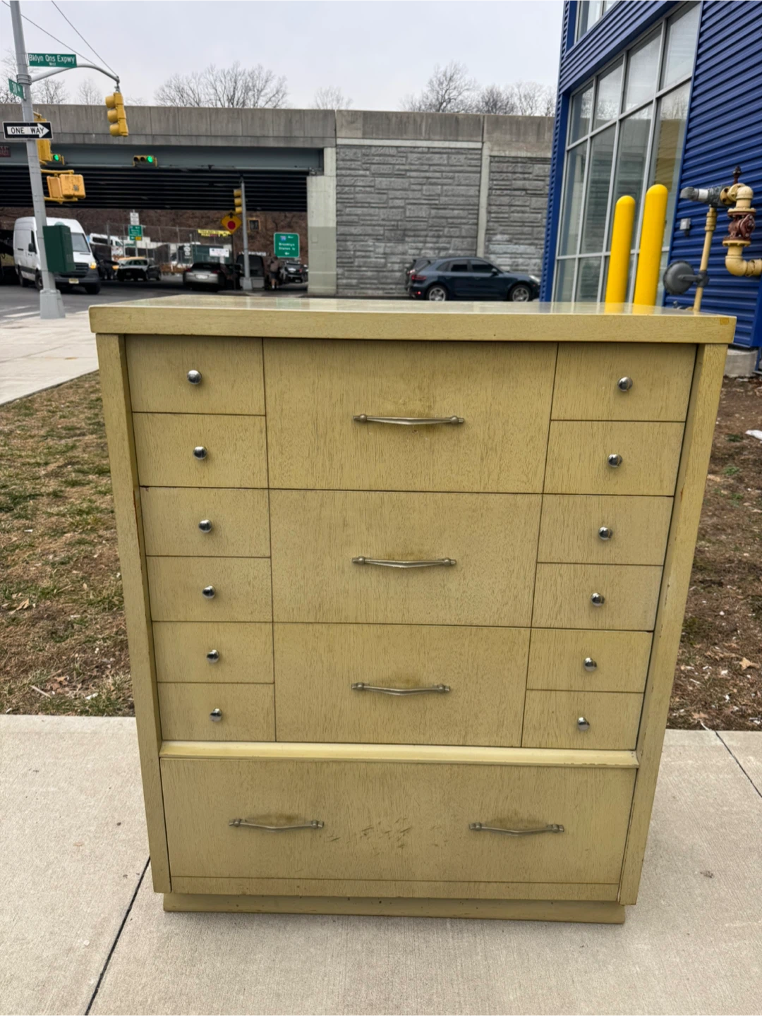 Free delivery dresser