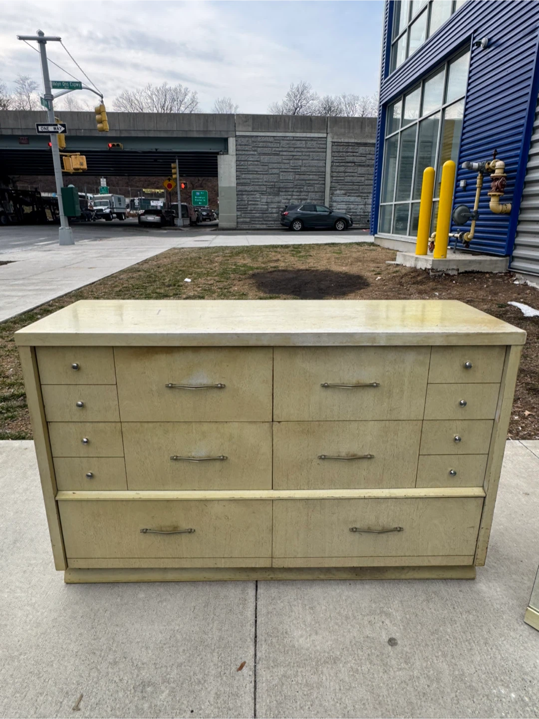 Free delivery dresser
