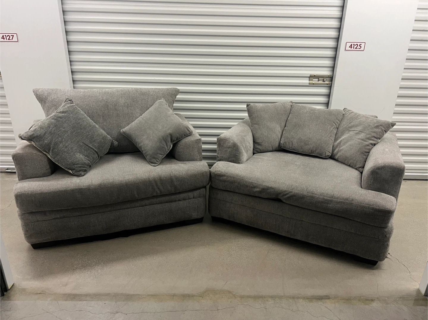 Set of 2 gray love seats