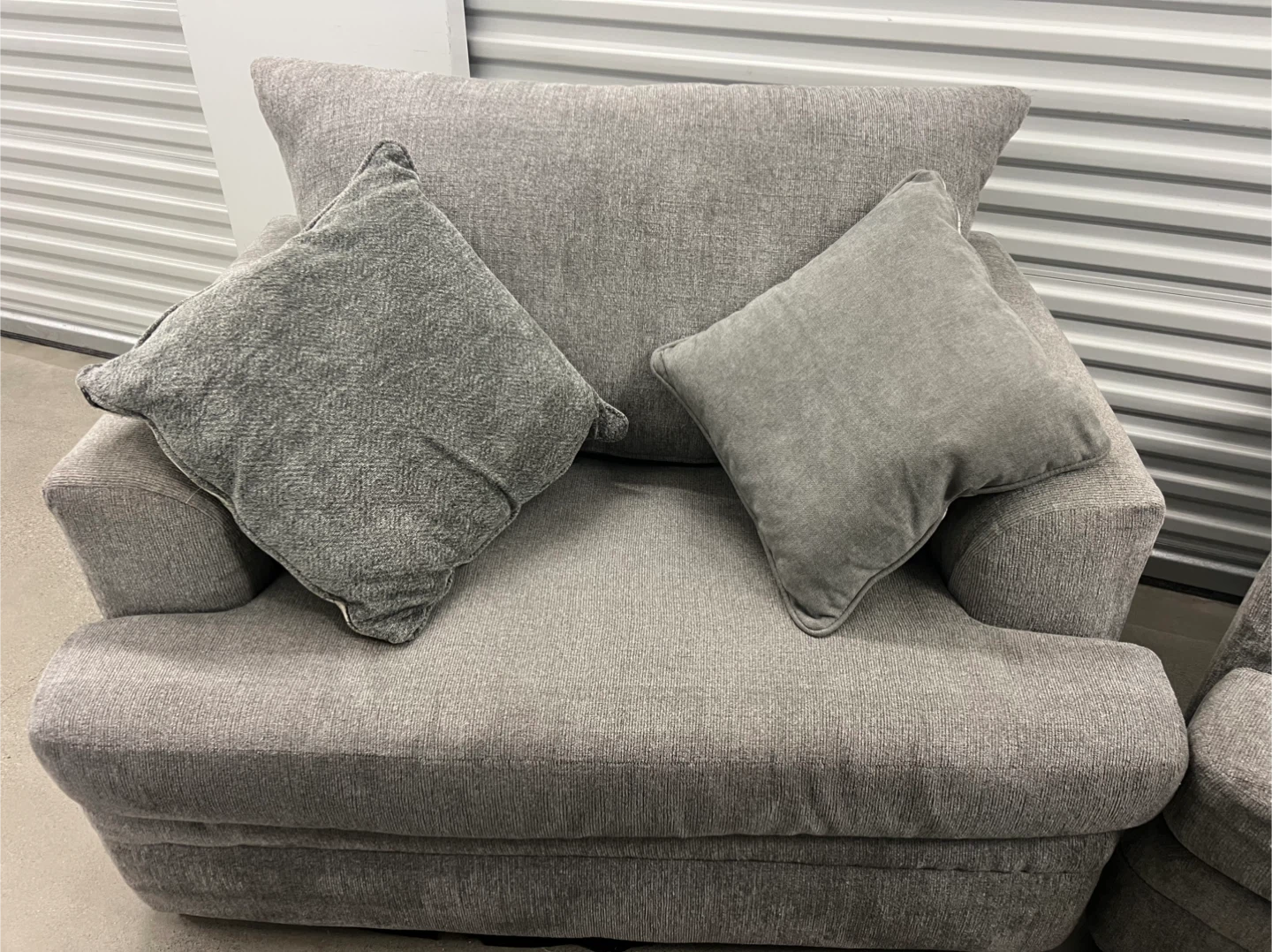 Set of 2 gray love seats - photo 2