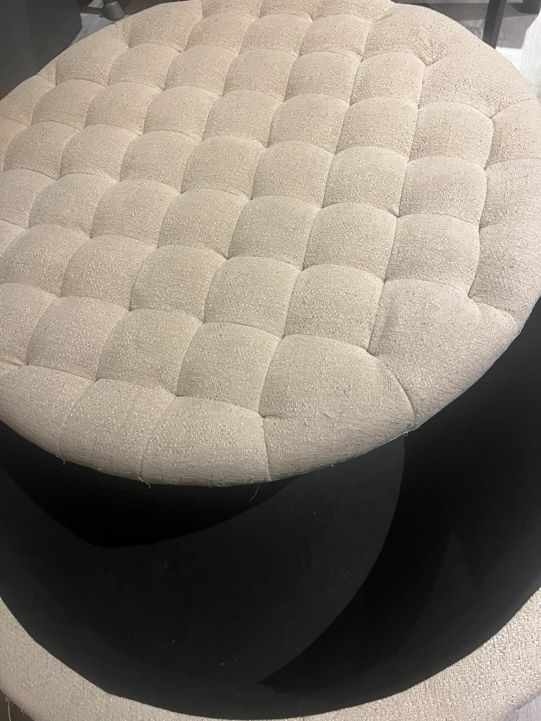 Round Tufted Ottoman - photo 2