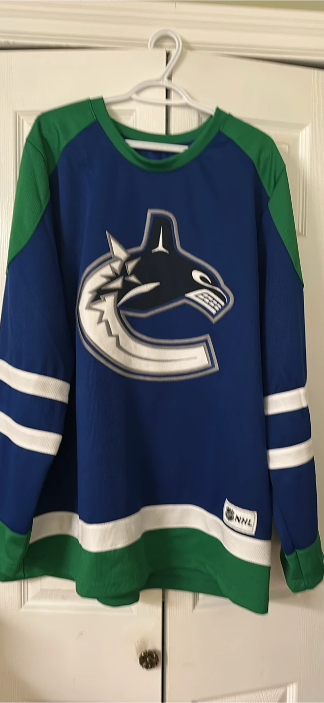 Mans canucks t shirt /jersey