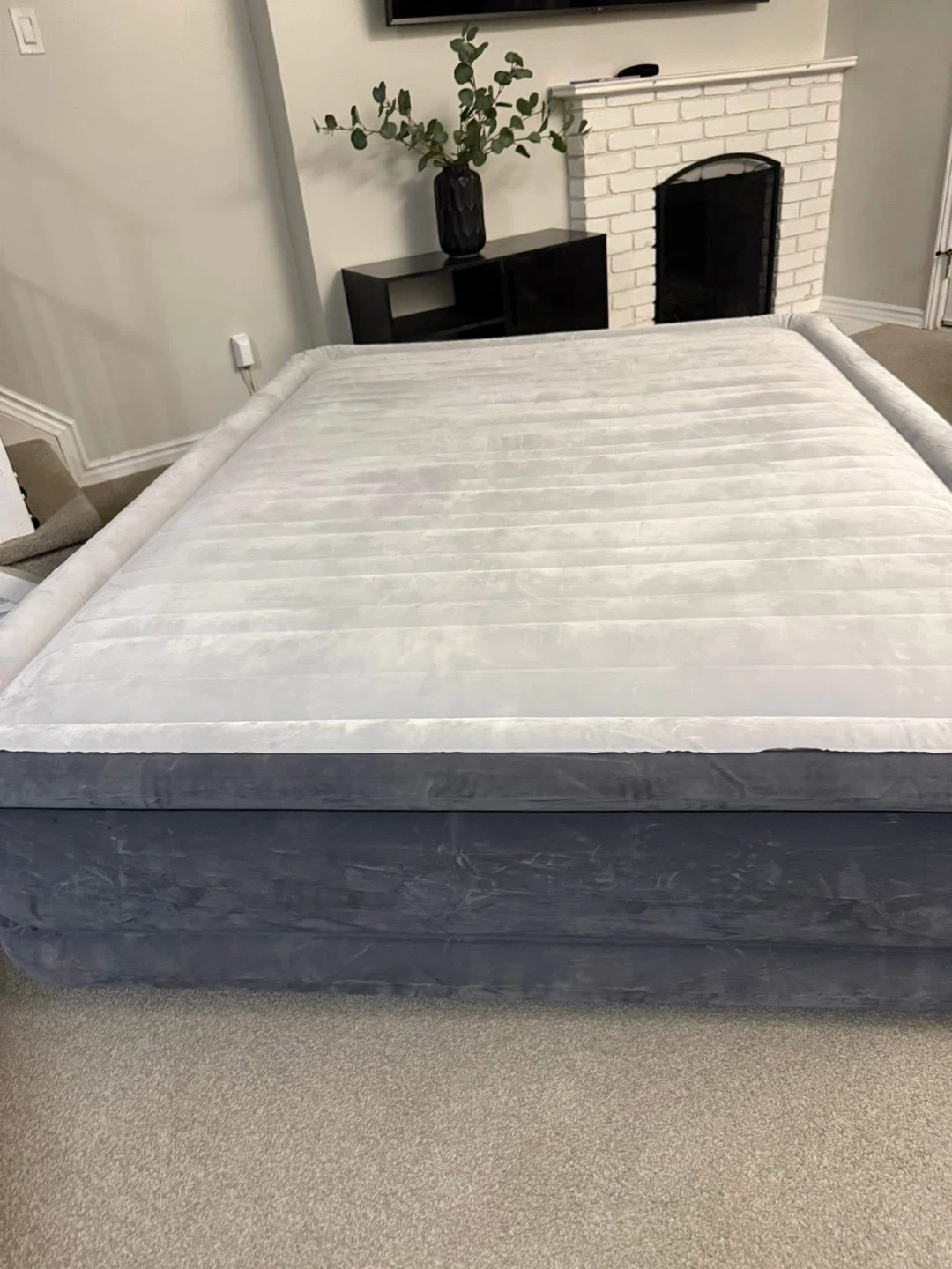 NEW Queen Self-Inflatable Deluxe Bed - photo 2