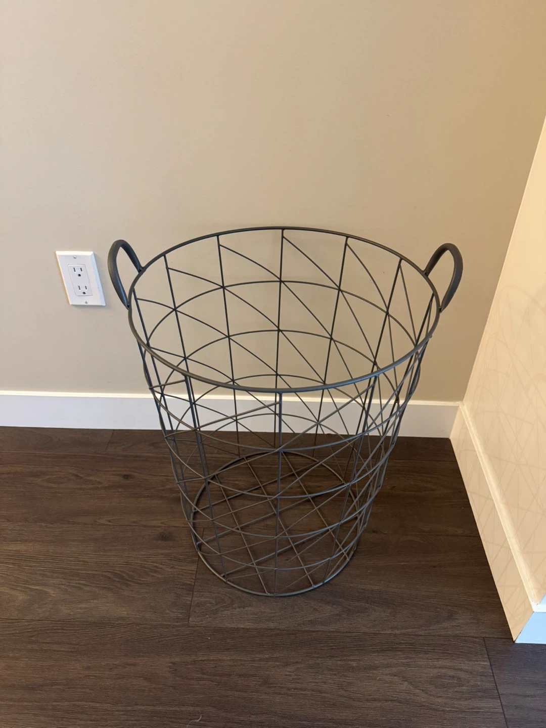 Metal Laundry Basket - photo 3