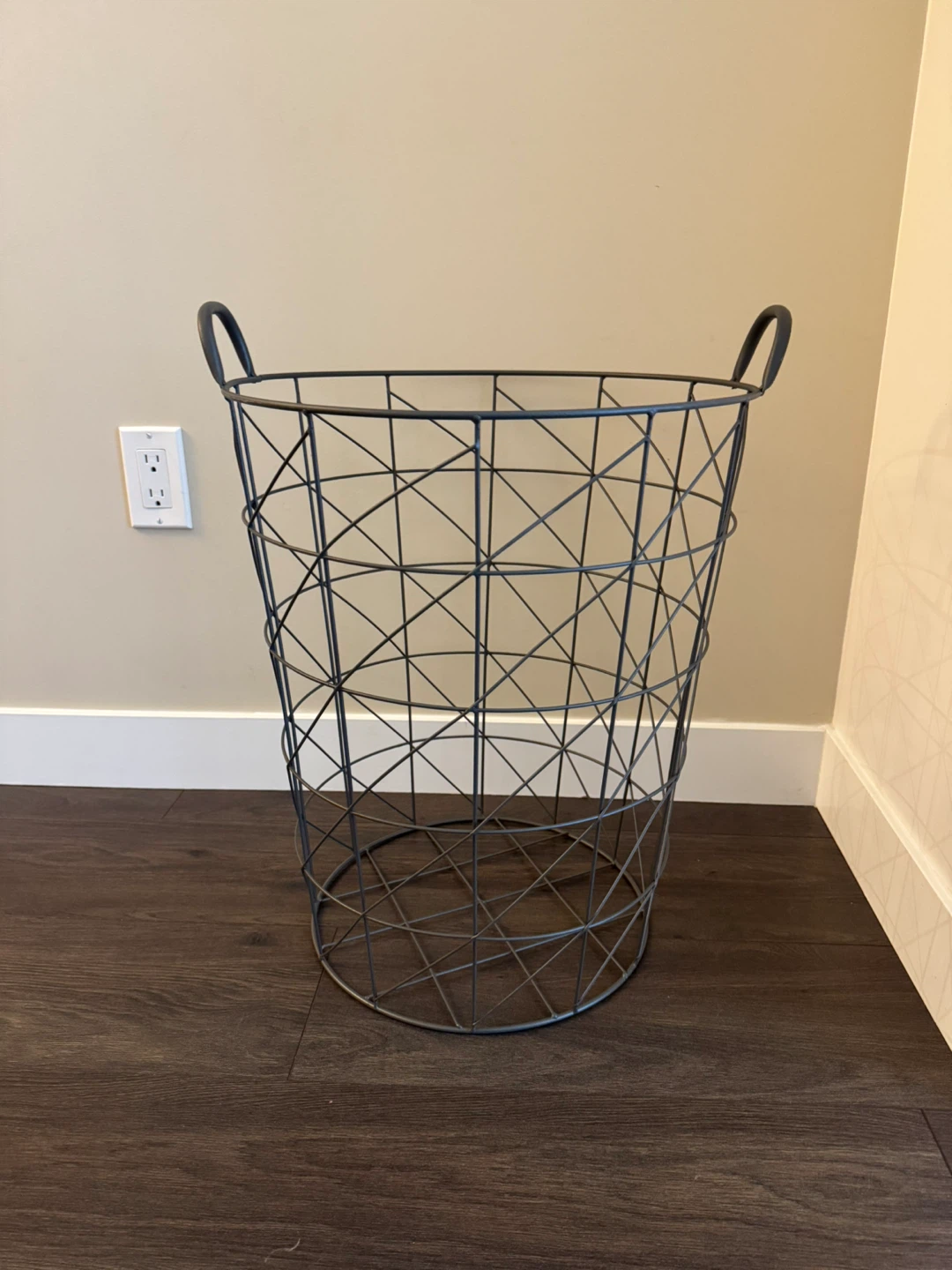 Metal Laundry Basket - photo 2