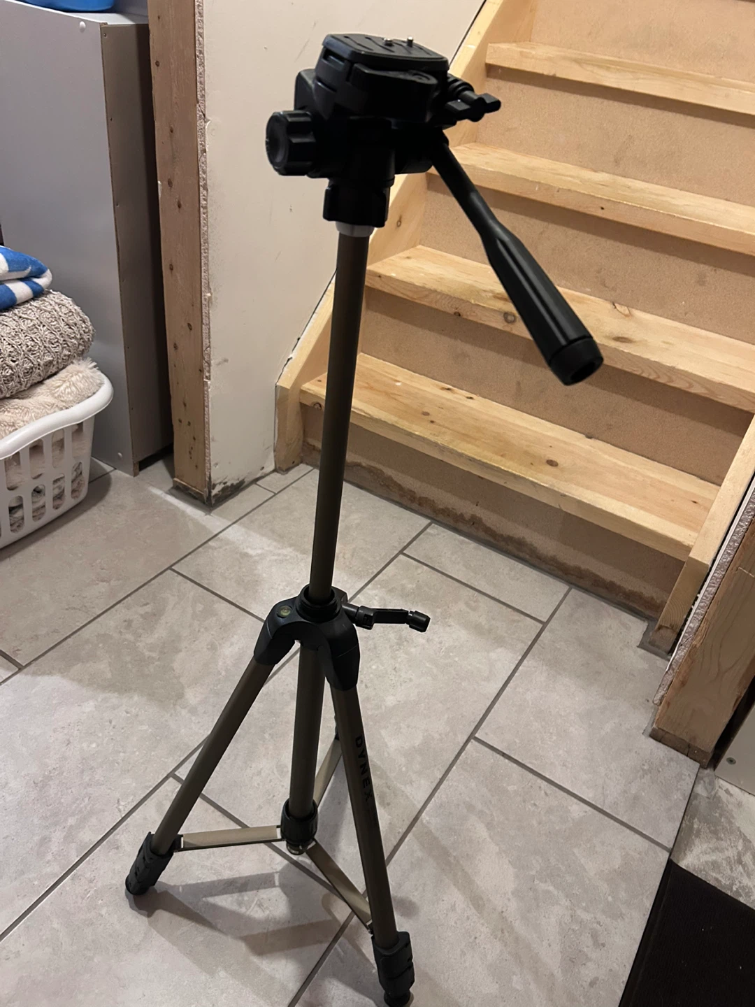 🥕 Dynex DX-TR60 Tripod