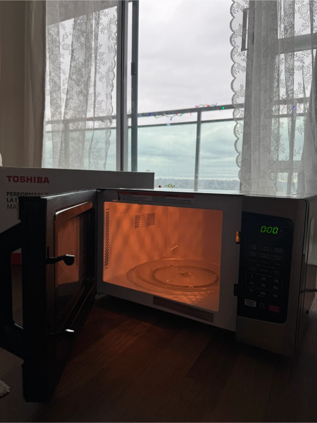 Toshiba Microwave Oven - photo 3