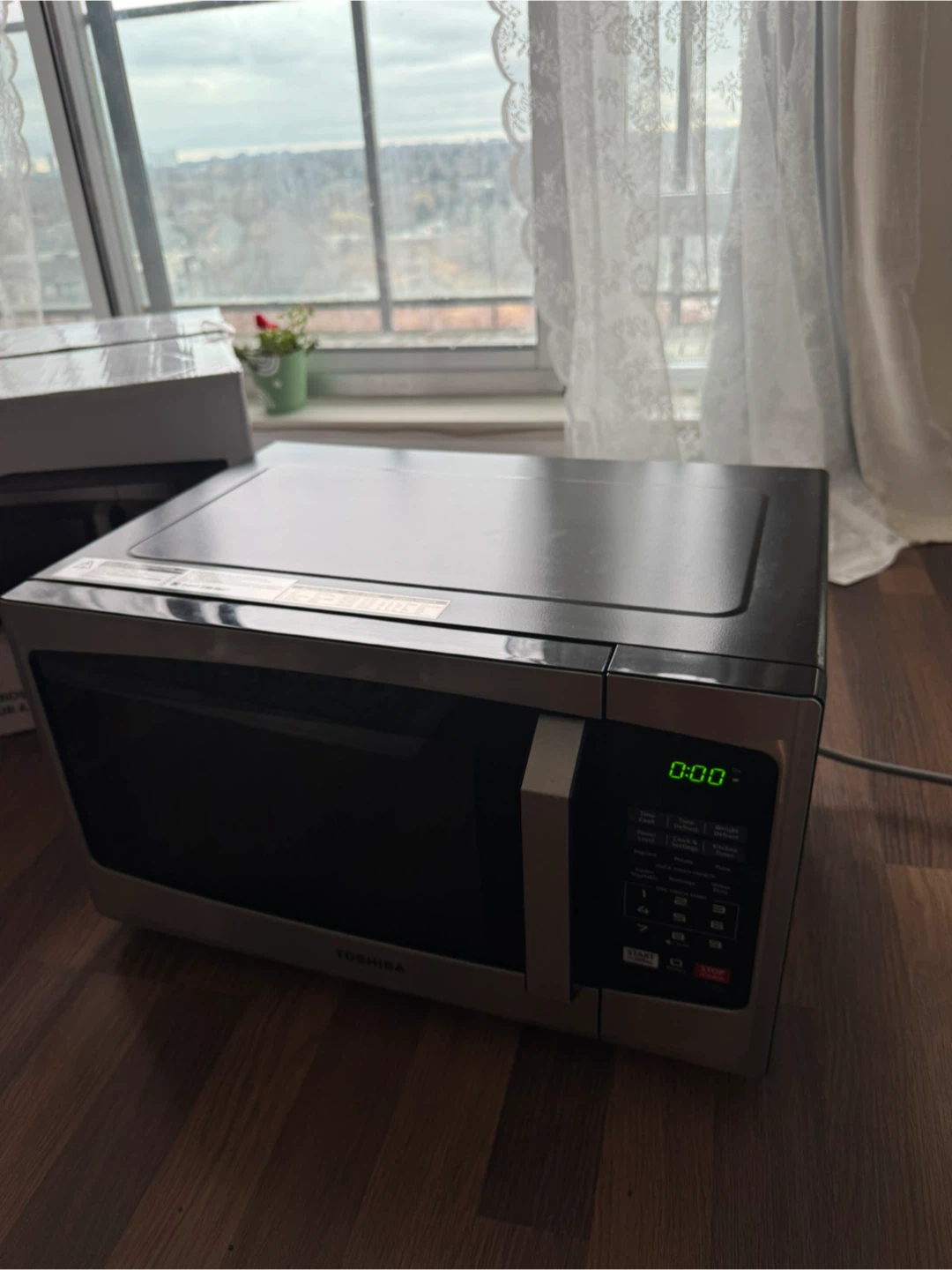 Toshiba Microwave Oven - photo 2