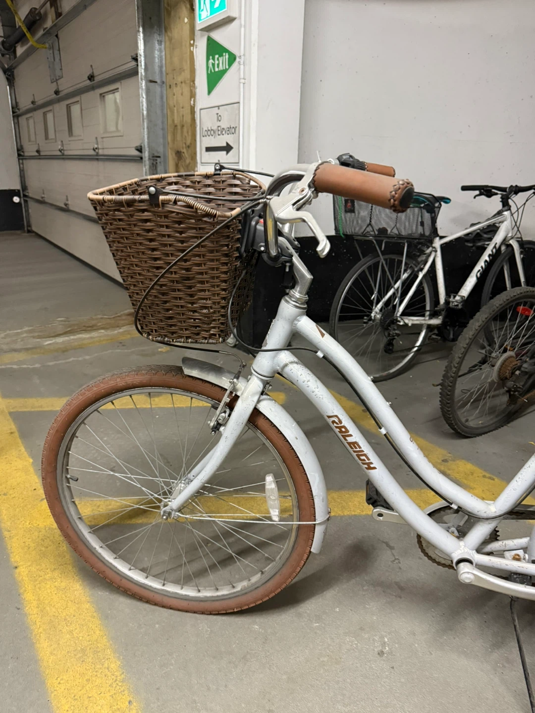 Raleigh Cafe Comfort Bcycle with Basket! - photo 3