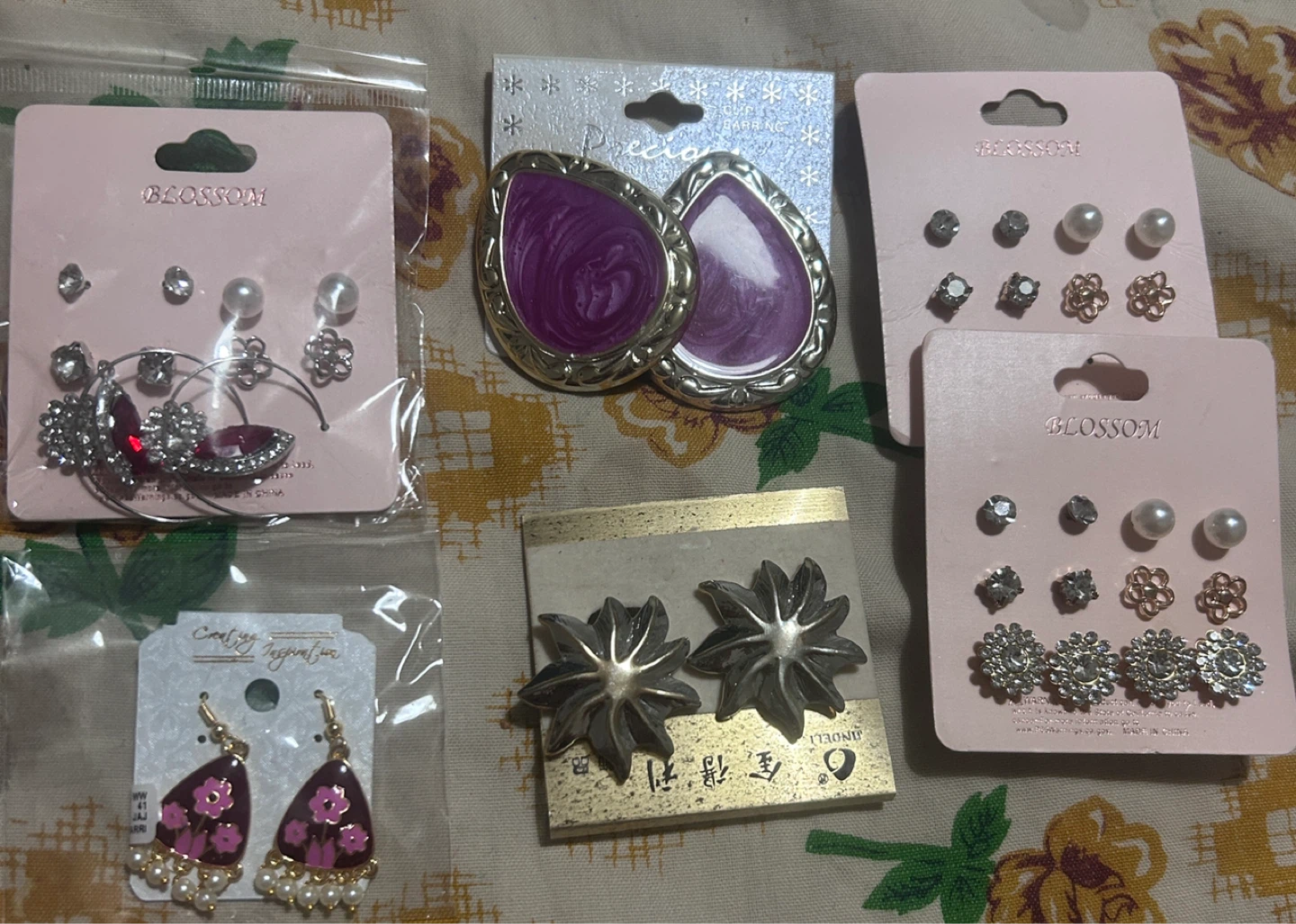 Assorted Earrings 🥕 thrifty pick - photo 2