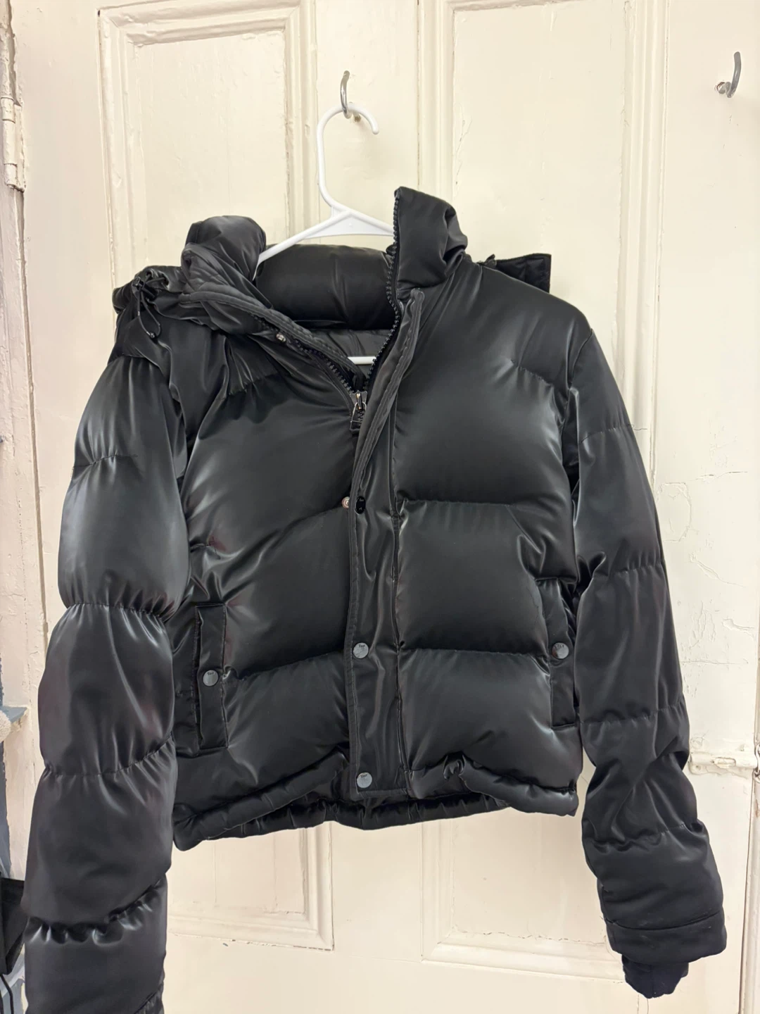 TNA Aritzia super puff shorty black liquid shine XS