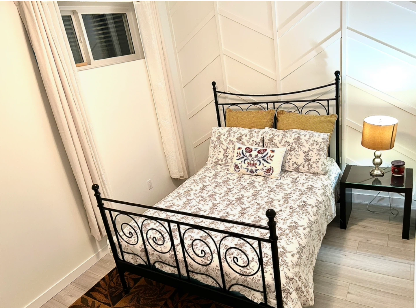 BEAUTIFUL BACHELORETTE BASEMENT APARTMENT - photo 4