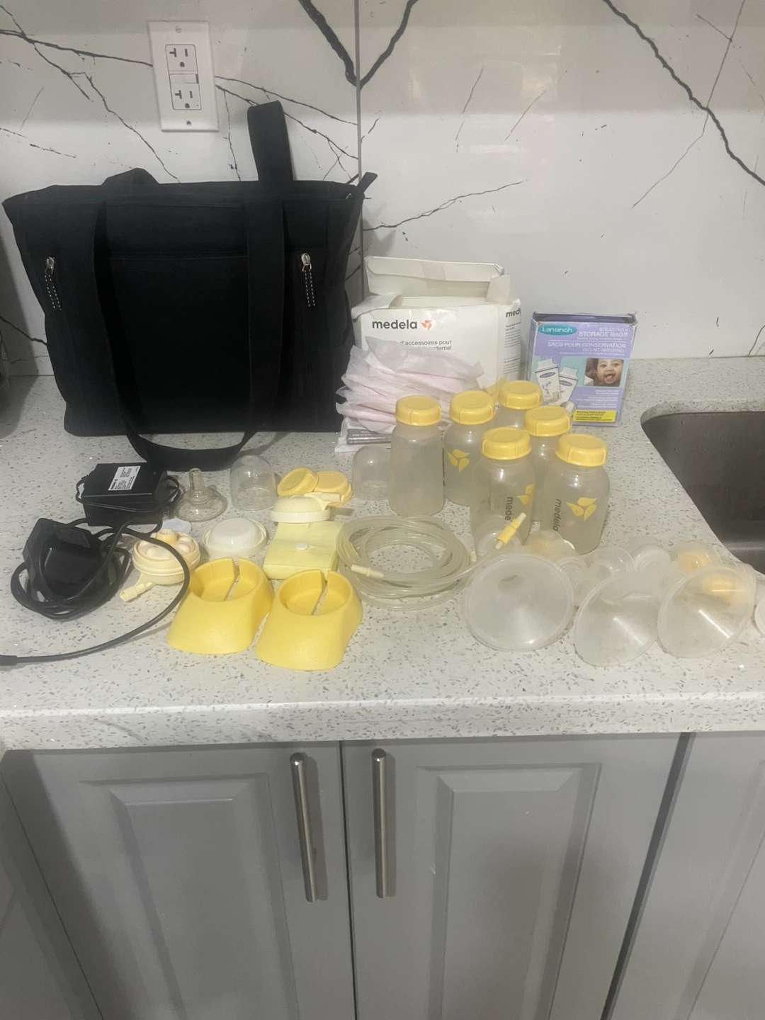 Medela Breast Pump Set with Accessories - photo 2