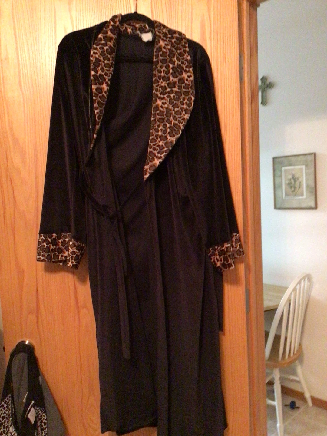 Black Velvet Robe with Leopard Trim - photo 3