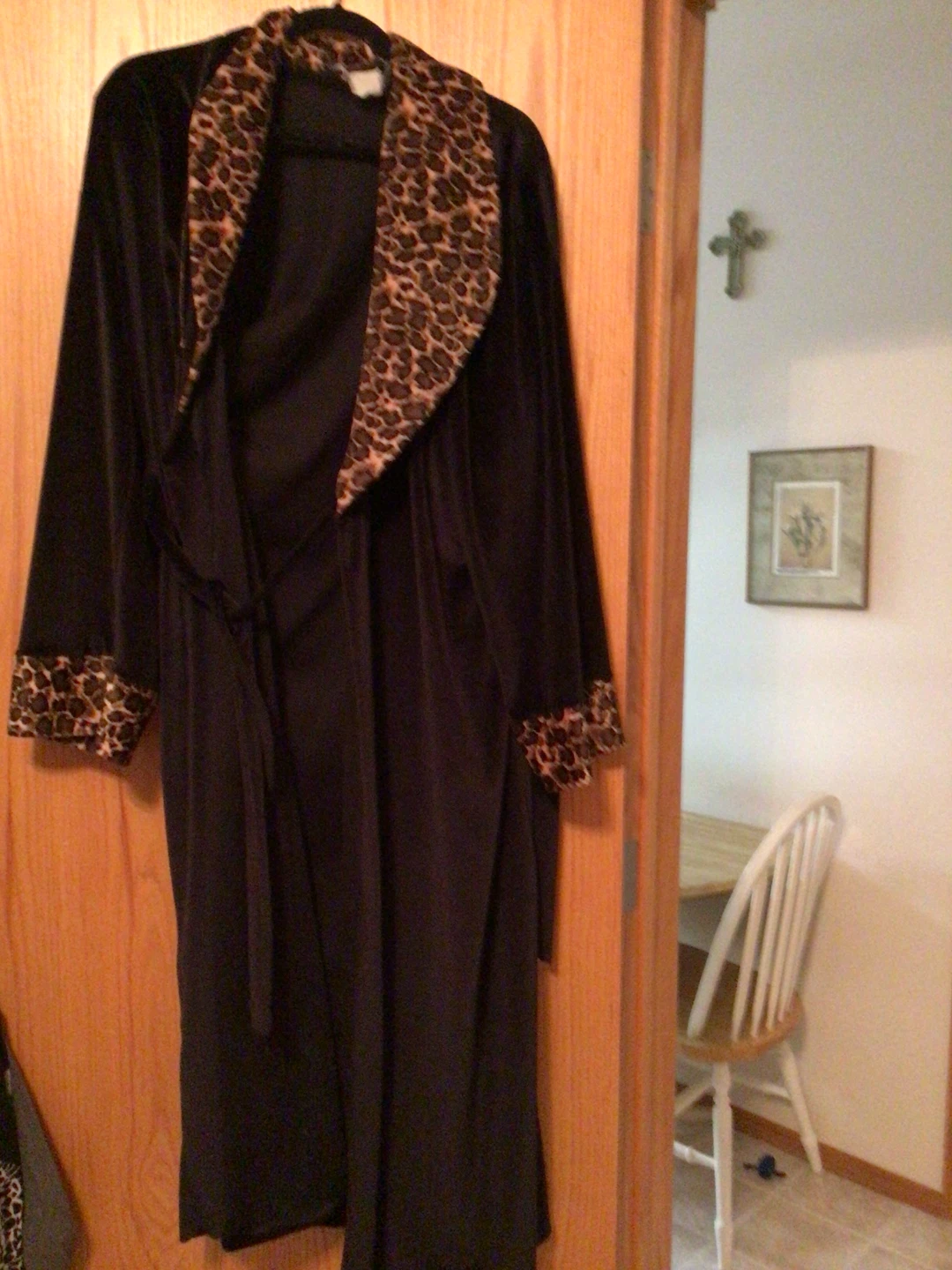 Black Velvet Robe with Leopard Trim - photo 4