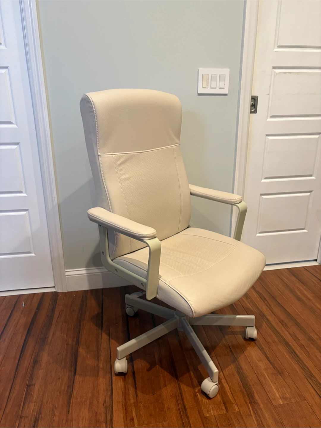 Beige Office Chair 🥕