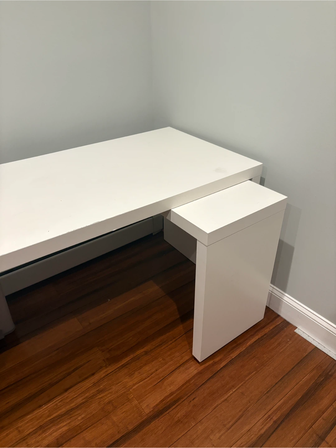 White Modern Desk with Attached Return 🥕 - photo 3