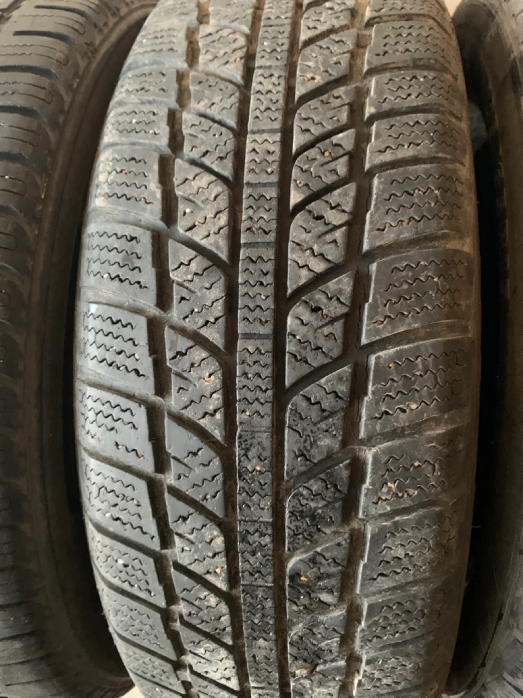 Set of 4 Winter Tires 195/65R15 in Very Good Condition - photo 4