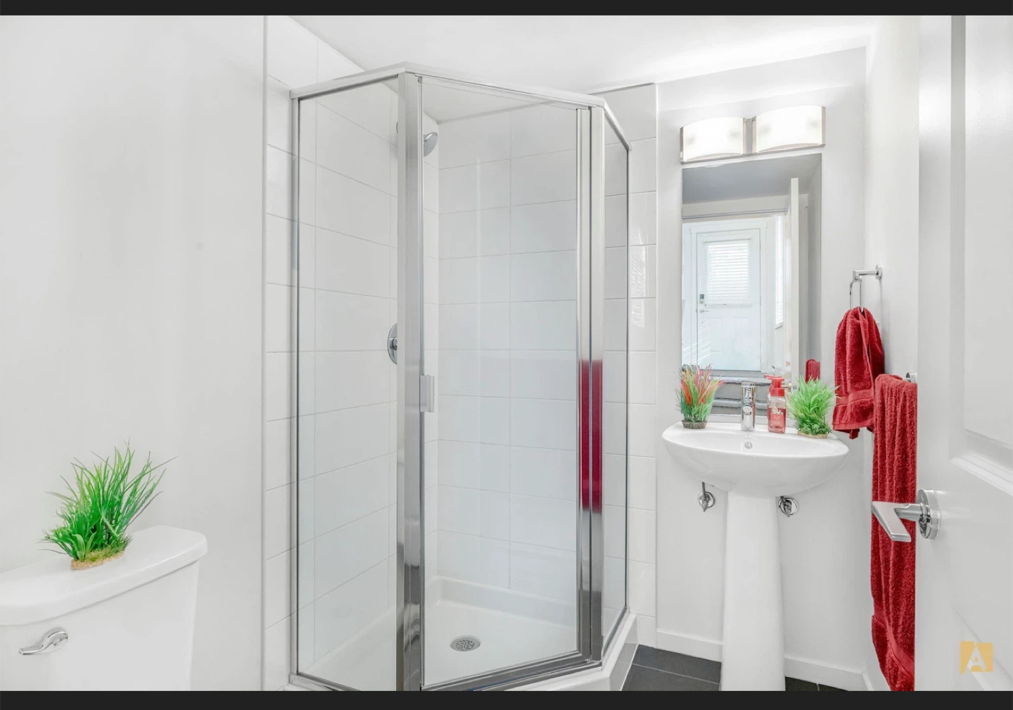 Fully furnished Private room with separate washroom - photo 3