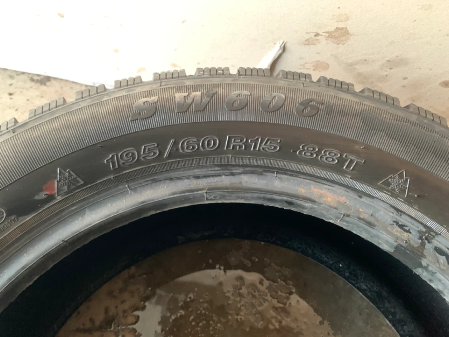 2 Winter Tires 195/60R15 Brand New Condition! - photo 4