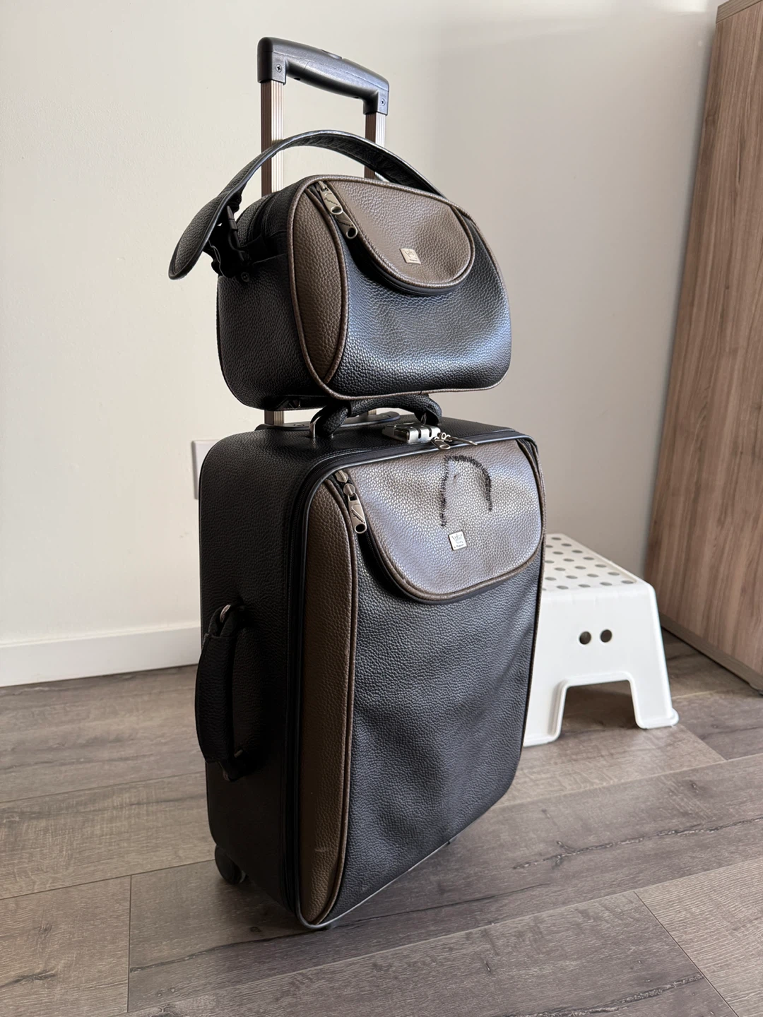 Verage leather Rolling Carry-On Suitcase & Cosmetic Bag Set - photo 2