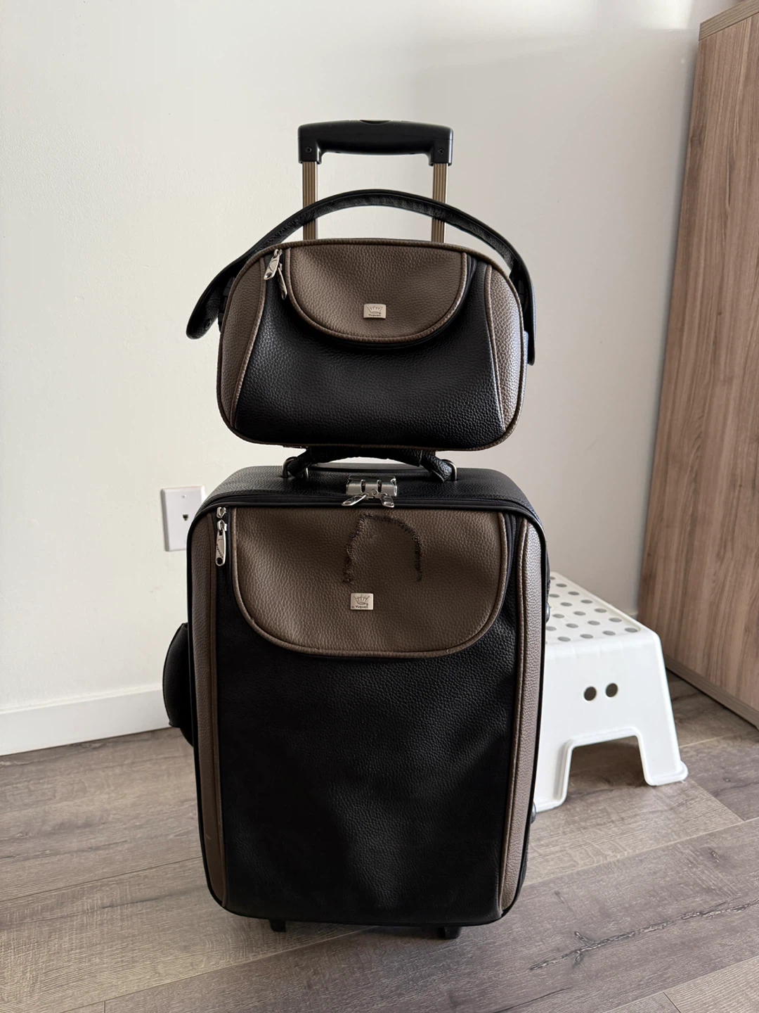 Verage leather Rolling Carry-On Suitcase & Cosmetic Bag Set