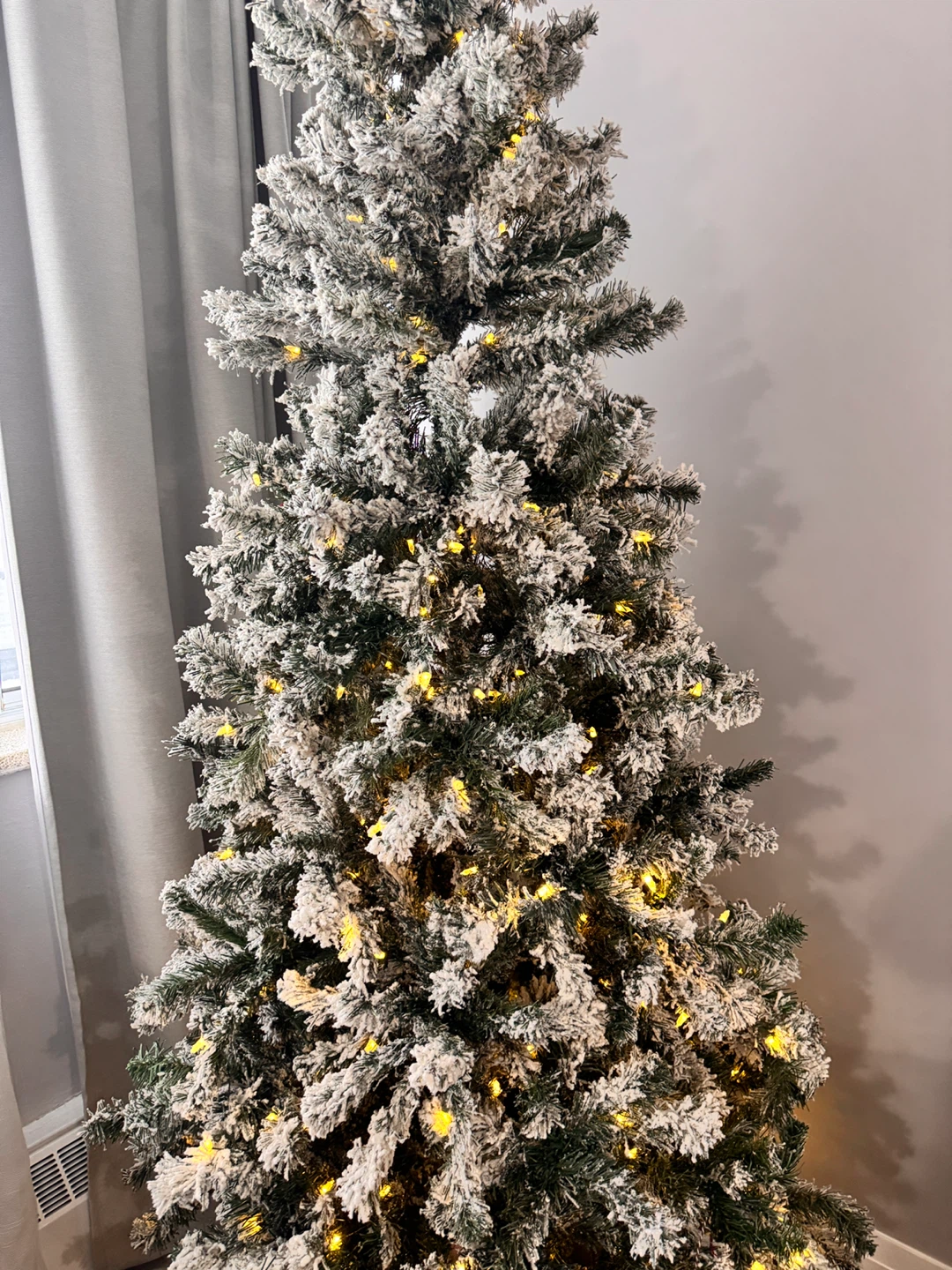 7.5ft Flocked LED Pre-Lit Tree - photo 3
