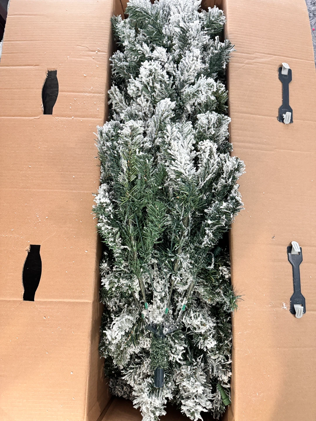7.5ft Flocked LED Pre-Lit Tree - photo 4