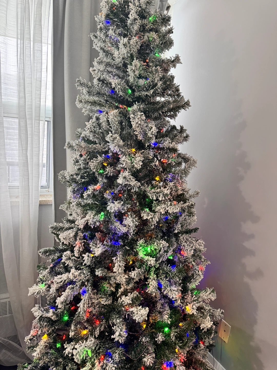 7.5ft Flocked LED Pre-Lit Tree - photo 2