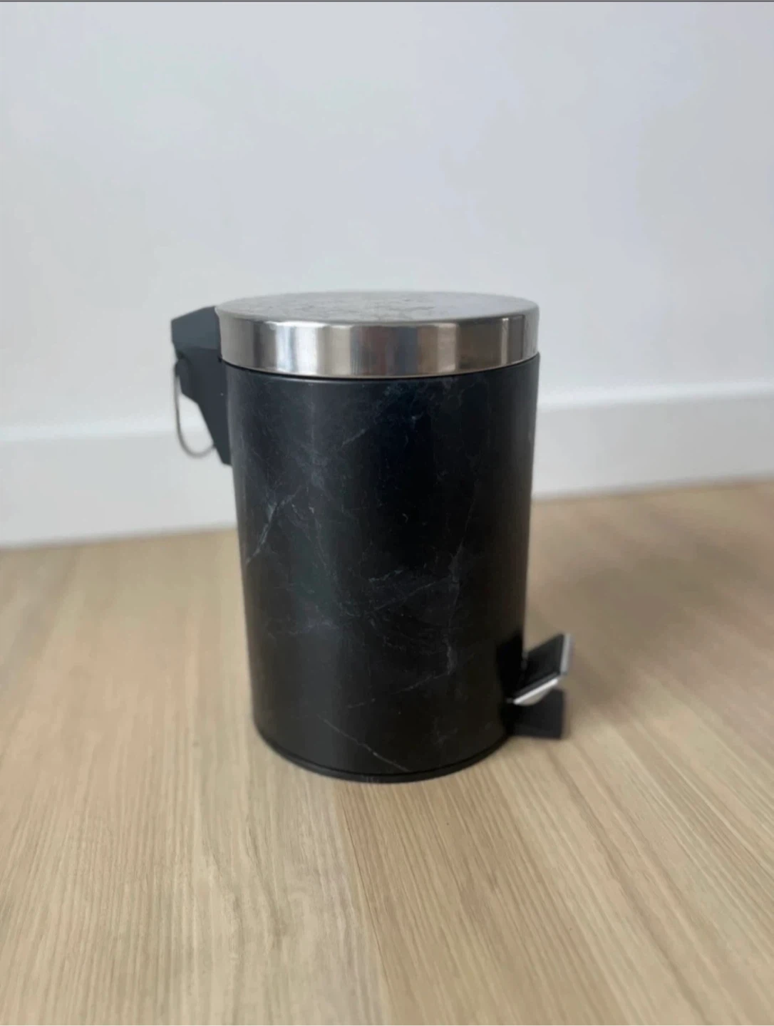 Black Marble-look Step Trash Can