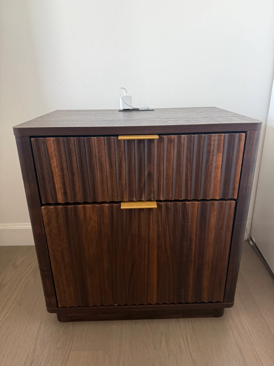Pair of Wood Nightstands - photo 3