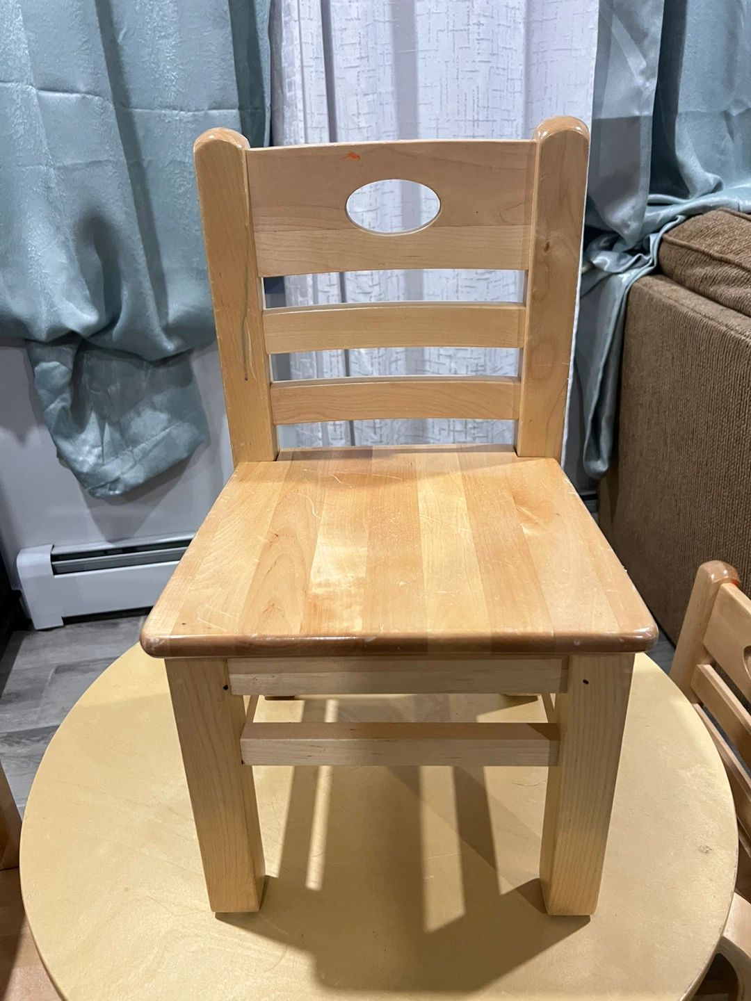 Lakeshore Kids Round Table with 4 Chairs