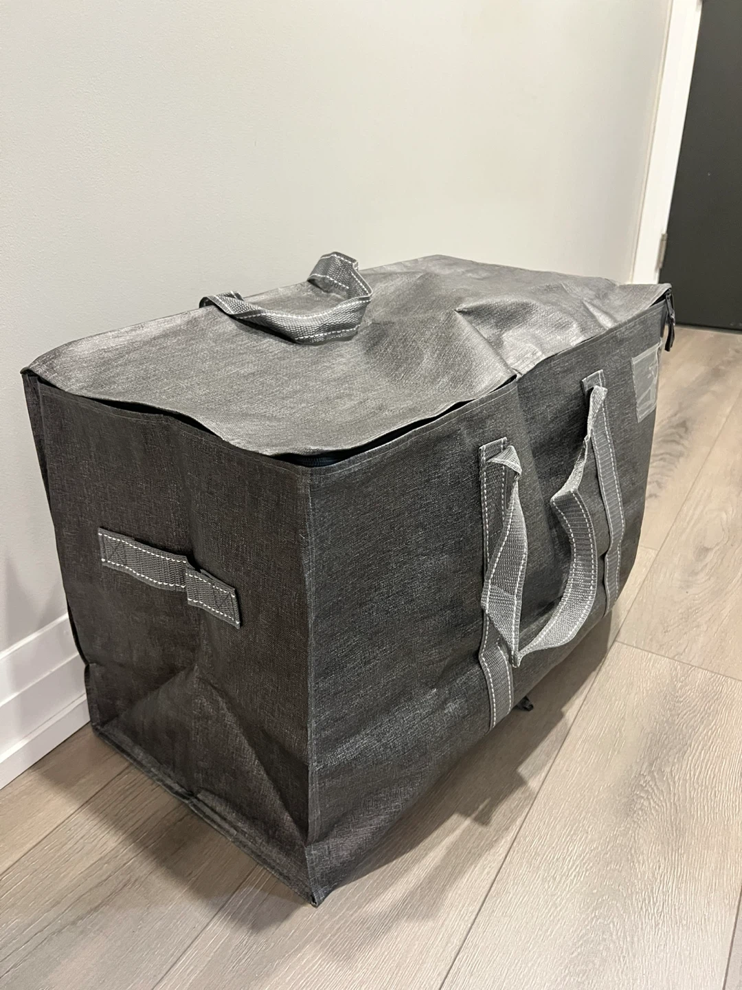 Moving sale- 1 tote + 2 heavy duty moving bags - photo 3