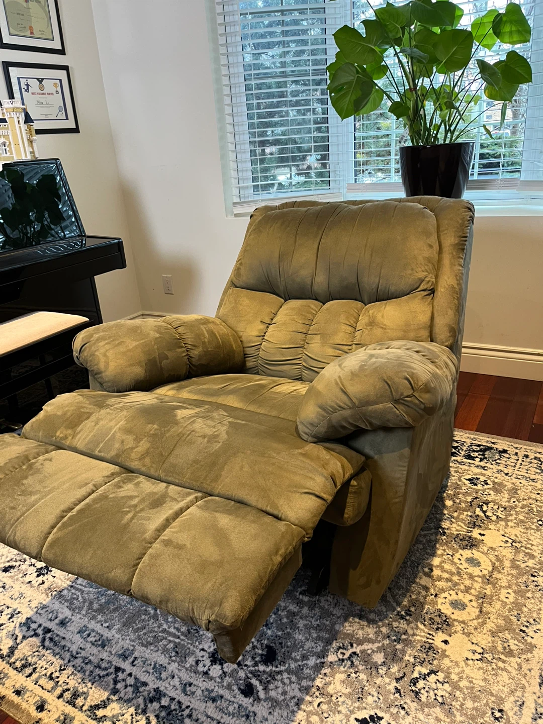 Comfortable Green Recliner - photo 2